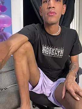 Snapshot of Miguel_bigcock chatting on April 14, 2026, 1:33 am Miguel bigcock online show from April 14, 2026, 1:33 am