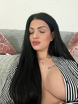 Snapshot of IrisRossie chatting on June 3, 2026, 5:43 am IrisRossie online show from June 3, 2026, 5:43 am