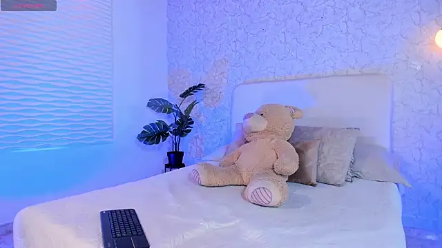 Snapshot of alanarouge chatting on April 14, 2026, 2:56 pm alanarouge online show from April 14, 2026, 2:56 pm