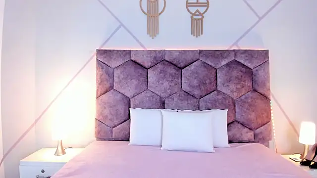 aurora collinss  online show from November 23, 2025, 1:00 pm