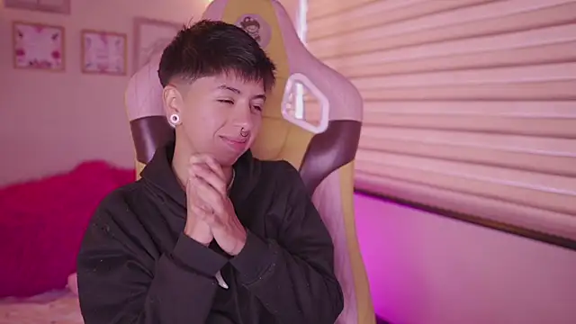 Snapshot of tommy_blue chatting on February 18, 2026, 12:34 pm tommy blue online show from February 18, 2026, 12:34 pm