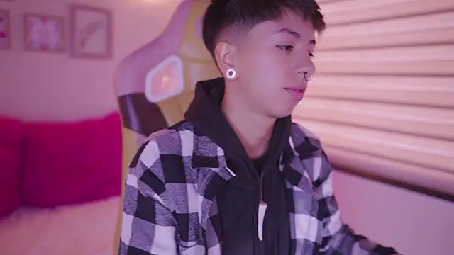 Snapshot of tommy_blue chatting on February 19, 2026, 2:57 pm tommy blue online show from February 19, 2026, 2:57 pm