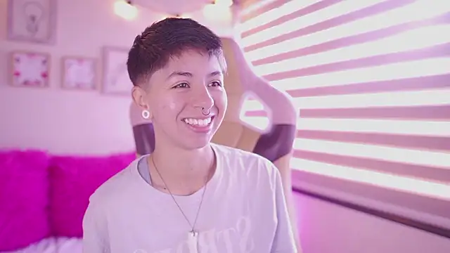 Snapshot of tommy_blue chatting on February 20, 2026, 12:27 pm tommy blue online show from February 20, 2026, 12:27 pm