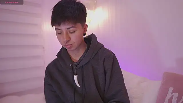 Snapshot of tommy_blue chatting on February 24, 2026, 10:08 pm tommy blue online show from February 24, 2026, 10:08 pm