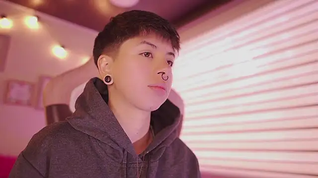 Snapshot of tommy_blue chatting on February 25, 2026, 12:48 pm tommy blue online show from February 25, 2026, 12:48 pm