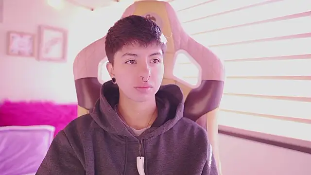 Snapshot of tommy_blue chatting on March 3, 2026, 12:44 pm tommy blue online show from March 3, 2026, 12:44 pm