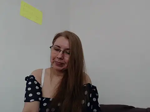 GiaLuvv11 online show from April 21, 2026, 9:06 pm