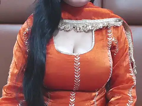 Snapshot of RealNaina chatting on February 8, 2026, 5:27 pm RealNaina online show from February 8, 2026, 5:27 pm