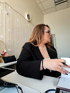 Juicy PeachLux online show from March 26, 2026, 7:03 am