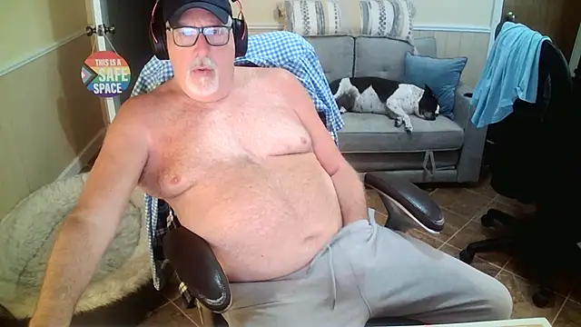 Snapshot of superbearboss chatting on June 2, 2026, 3:47 pm superbearboss online show from June 2, 2026, 3:47 pm