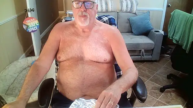 Snapshot of superbearboss chatting on June 3, 2026, 4:23 pm superbearboss online show from June 3, 2026, 4:23 pm