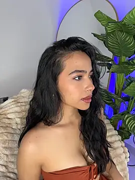  Emily Thompson  online show from June 17, 2026, 2:25 am