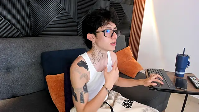 troy rouge online show from March 13, 2025, 1:10 am