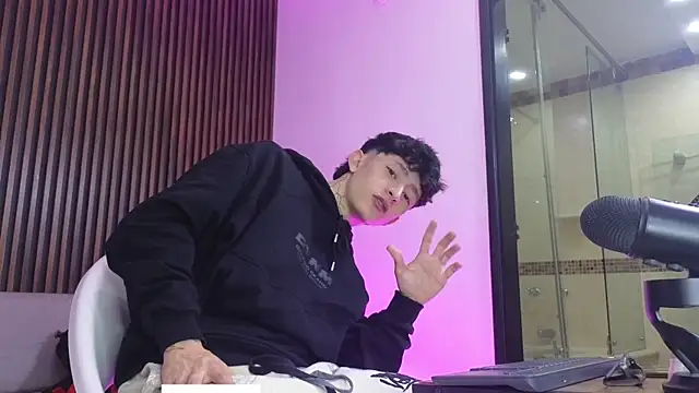 troy rouge online show from September 18, 2025, 7:38 pm