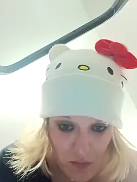 Snapshot of KITTYBOOBOOFUXX chatting on February 15, 2026, 6:54 am KITTYBOOBOOFUXX online show from February 15, 2026, 6:54 am
