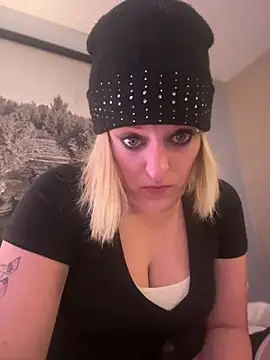 Snapshot of KITTYBOOBOOFUXX chatting on April 12, 2026, 5:12 am KITTYBOOBOOFUXX online show from April 12, 2026, 5:12 am