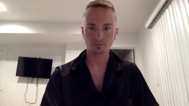 Snapshot of TheDaddy005 chatting on March 6, 2025, 2:41 am TheDaddy005 online show from March 6, 2025, 2:41 am