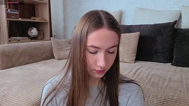 Kira mindnes online show from April 12, 2026, 6:18 am