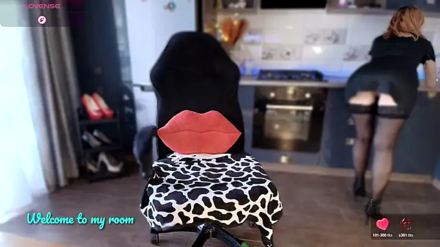 emlana online show from November 3, 2025, 1:34 pm