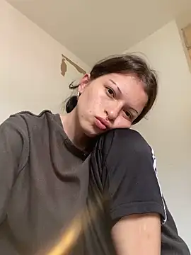 Snapshot of val_zx chatting on May 2, 2026, 1:27 pm val zx online show from May 2, 2026, 1:27 pm