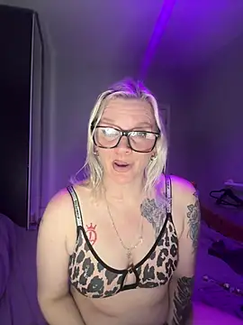 Snapshot of Curvy-Cleo chatting on February 11, 2026, 9:09 pm Curvy-Cleo online show from February 11, 2026, 9:09 pm