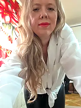 Irina3718 online show from April 12, 2026, 1:27 pm