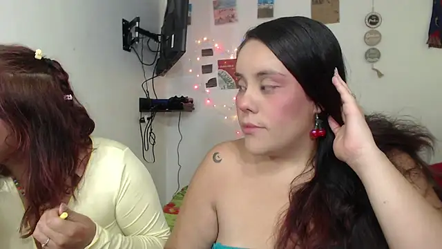 Snapshot of nicky_andcamil chatting on March 13, 2026, 9:32 pm nicky andcamil online show from March 13, 2026, 9:32 pm
