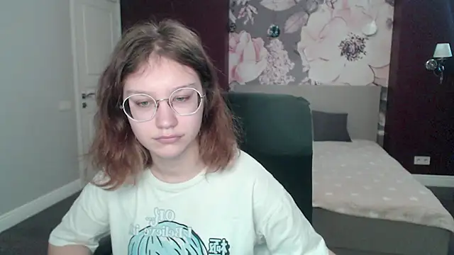 Snapshot of AngelinaLow chatting on March 18, 2025, 9:42 am AngelinaLow online show from March 18, 2025, 9:42 am