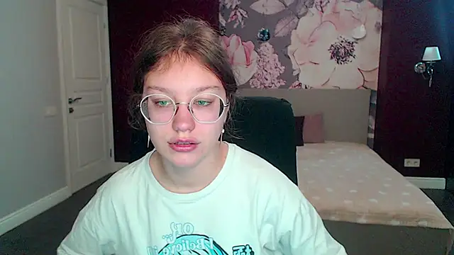 Snapshot of AngelinaLow chatting on March 19, 2025, 12:12 pm AngelinaLow online show from March 19, 2025, 12:12 pm