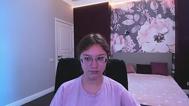 Snapshot of AngelinaLow chatting on September 18, 2025, 11:23 am AngelinaLow online show from September 18, 2025, 11:23 am