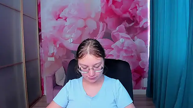 Snapshot of AngelinaLow chatting on September 23, 2025, 11:24 am AngelinaLow online show from September 23, 2025, 11:24 am