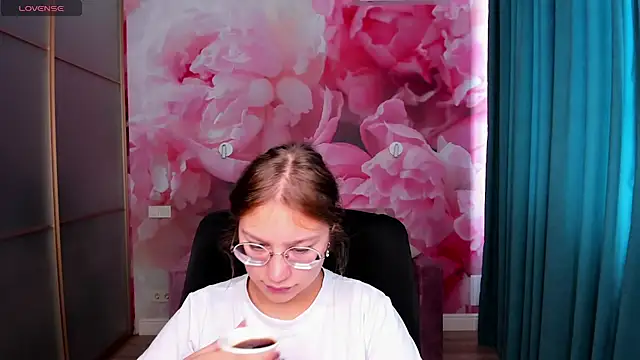 Snapshot of AngelinaLow chatting on September 28, 2025, 11:26 am AngelinaLow online show from September 28, 2025, 11:26 am