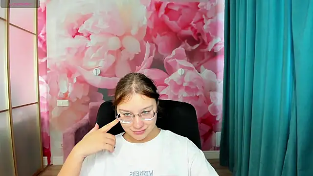 Snapshot of AngelinaLow chatting on September 29, 2025, 11:26 am AngelinaLow online show from September 29, 2025, 11:26 am