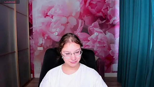 Snapshot of AngelinaLow chatting on October 1, 2025, 11:27 am AngelinaLow online show from October 1, 2025, 11:27 am