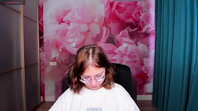 Snapshot of AngelinaLow chatting on October 2, 2025, 11:28 am AngelinaLow online show from October 2, 2025, 11:28 am