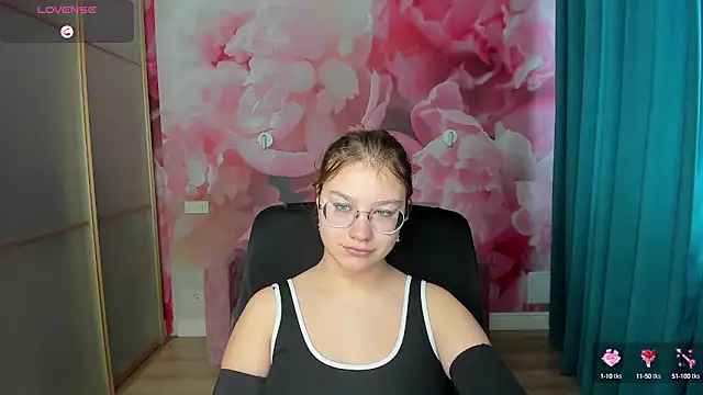 Snapshot of AngelinaLow chatting on October 13, 2025, 11:32 am AngelinaLow online show from October 13, 2025, 11:32 am