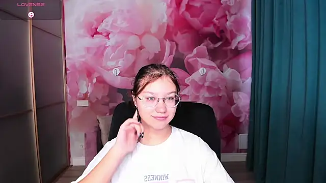 Snapshot of AngelinaLow chatting on October 19, 2025, 5:30 am AngelinaLow online show from October 19, 2025, 5:30 am