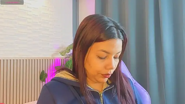 TiffanyWalk online show from April 13, 2026, 12:32 pm