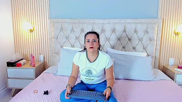 Snapshot of Hera_goddesss chatting on September 24, 2025, 3:48 pm Hera goddesss online show from September 24, 2025, 3:48 pm