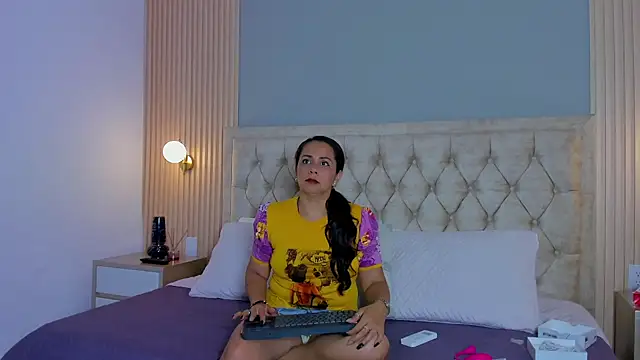 Snapshot of Hera_goddesss chatting on October 4, 2025, 7:23 pm Hera goddesss online show from October 4, 2025, 7:23 pm