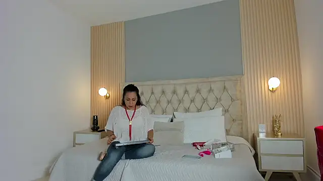 Snapshot of Hera_goddesss chatting on October 17, 2025, 8:11 pm Hera goddesss online show from October 17, 2025, 8:11 pm