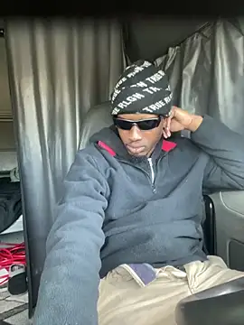 Sir-Tucker online show from November 20, 2025, 3:01 pm