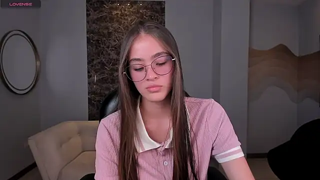 MaiaCollins online show from October 4, 2025, 5:22 pm