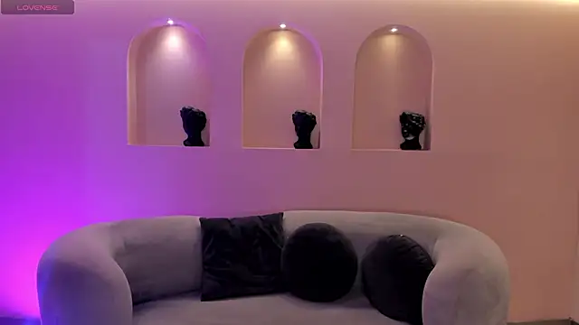 MaiaCollins online show from December 1, 2025, 5:40 pm