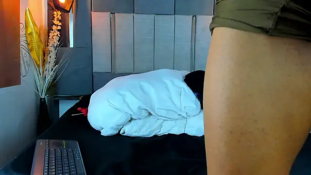 Snapshot of LilithAndKai chatting on March 21, 2025, 7:11 am LilithAndKai online show from March 21, 2025, 7:11 am