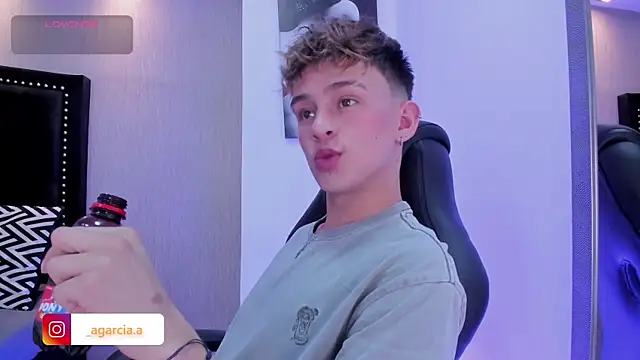 Snapshot of LiamWildx20 chatting on April 8, 2026, 4:12 am LiamWildx20 online show from April 8, 2026, 4:12 am