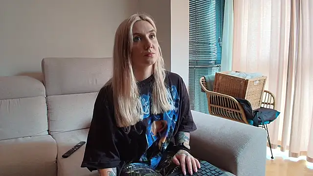 tattoobbgirl online show from April 11, 2026, 1:15 pm