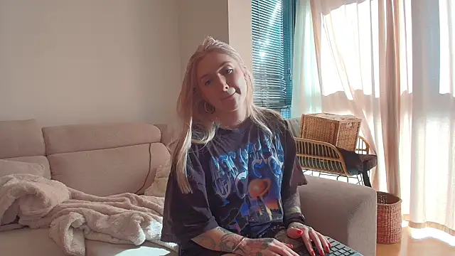 Snapshot of tattoobbgirl chatting on May 16, 2026, 4:17 pm tattoobbgirl online show from May 16, 2026, 4:17 pm