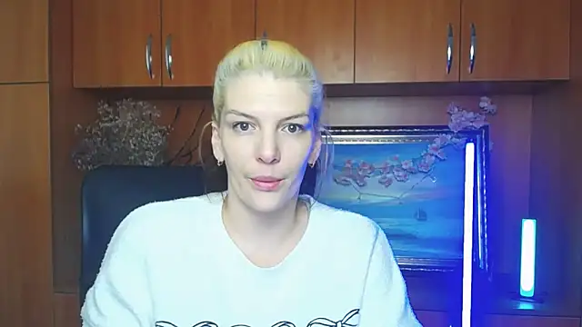 VanessaRey  online show from April 8, 2026, 7:08 am