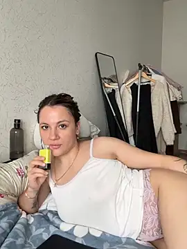 mollygirll online show from September 29, 2025, 9:25 am